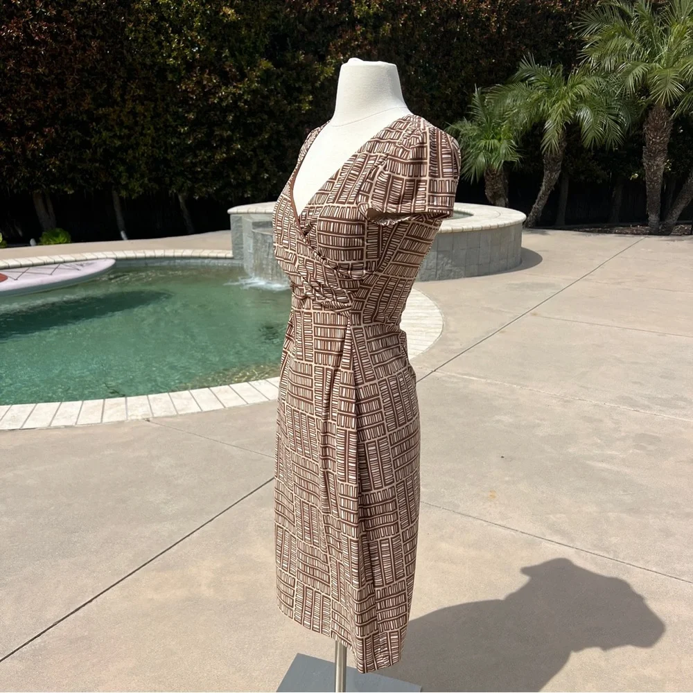 BCBG MaxAzria NWT Short Sleeve Jersey Dress Midi Brown Cream - Picture 2 of 6